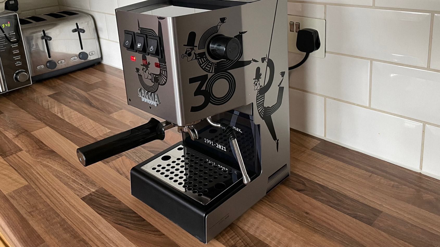 The side view of the Gaggia Classic on a kitchen countertop