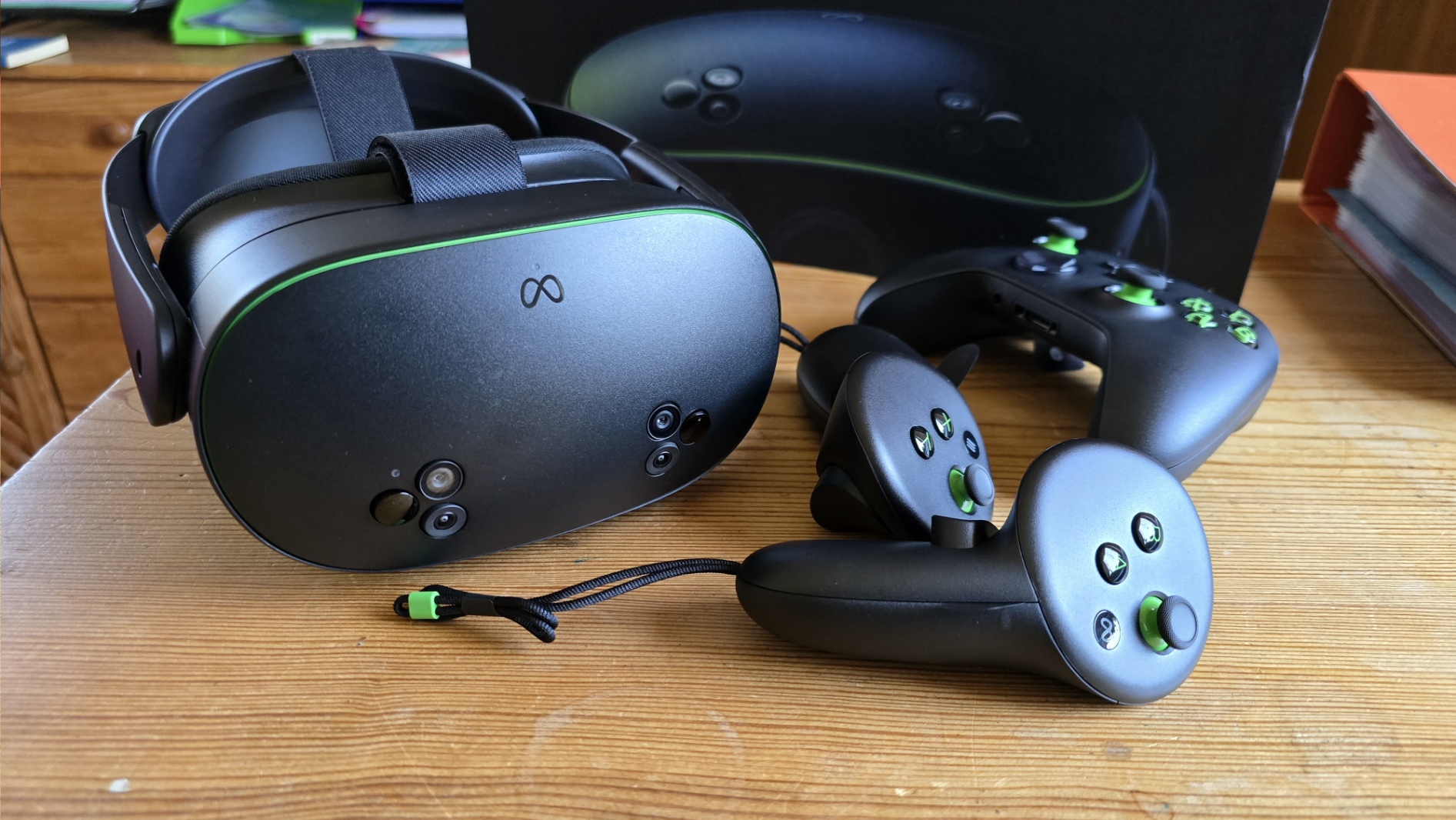 Meta Quest 3S (Xbox Edition) photographs