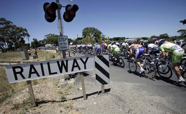 The peloton en route to Angaston in stage 1.