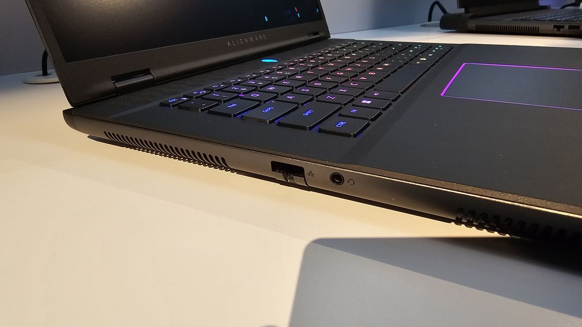 Alienware m16 R2