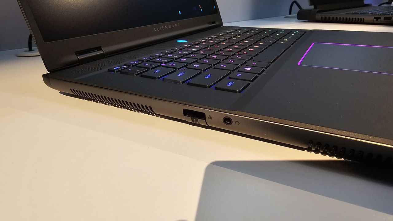 Alienware m16 R2