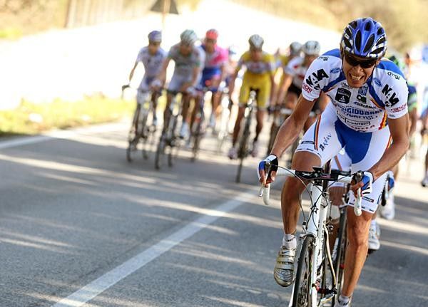 Niklas Axelsson (Serramenti PVC Diquigiovanni-Androni Giocattoli) forms the winning escape