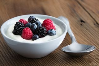 A bowl of yogurt with berries.