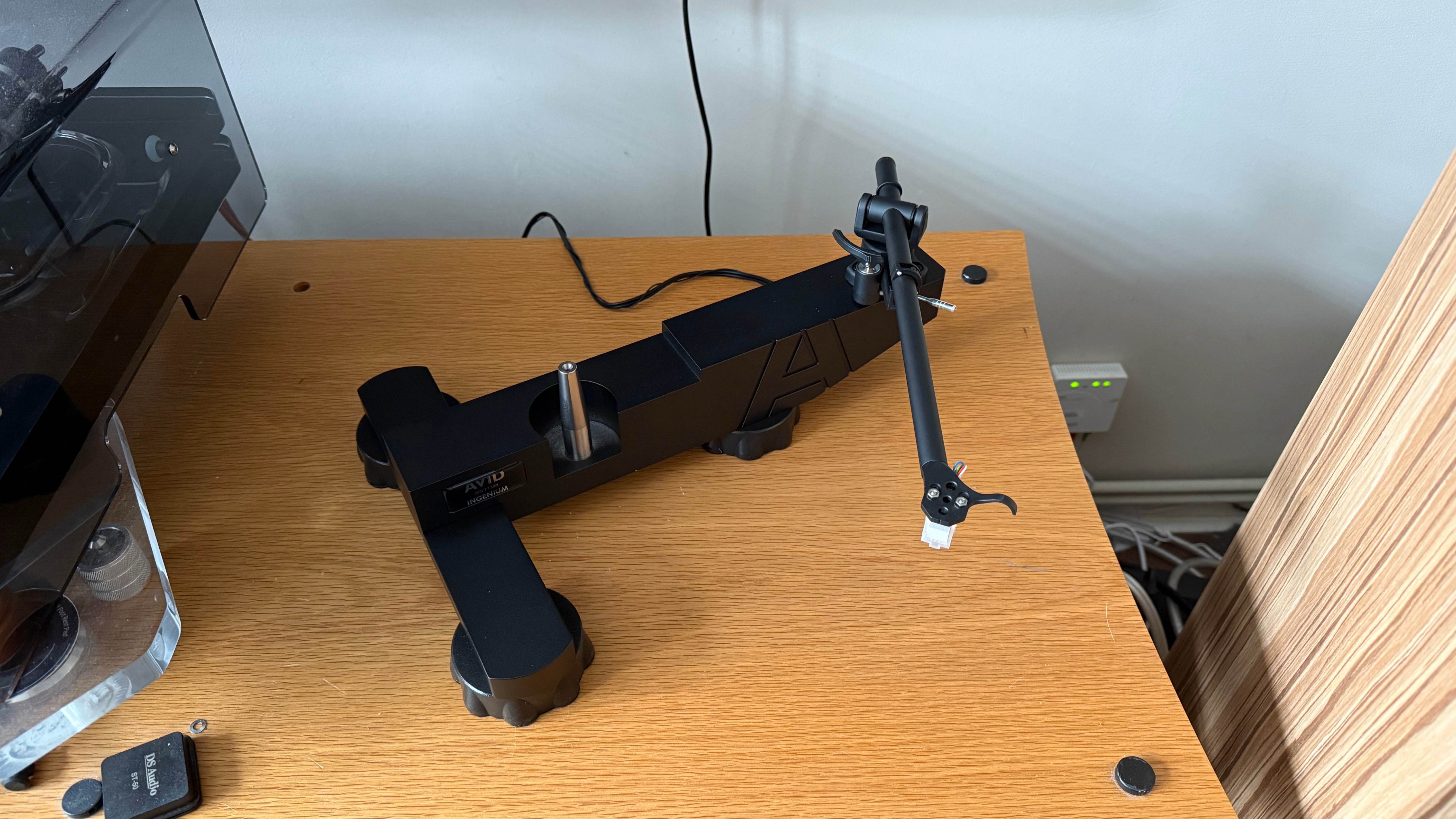 Avid Ingenium Plug&Play arm on a wood stand