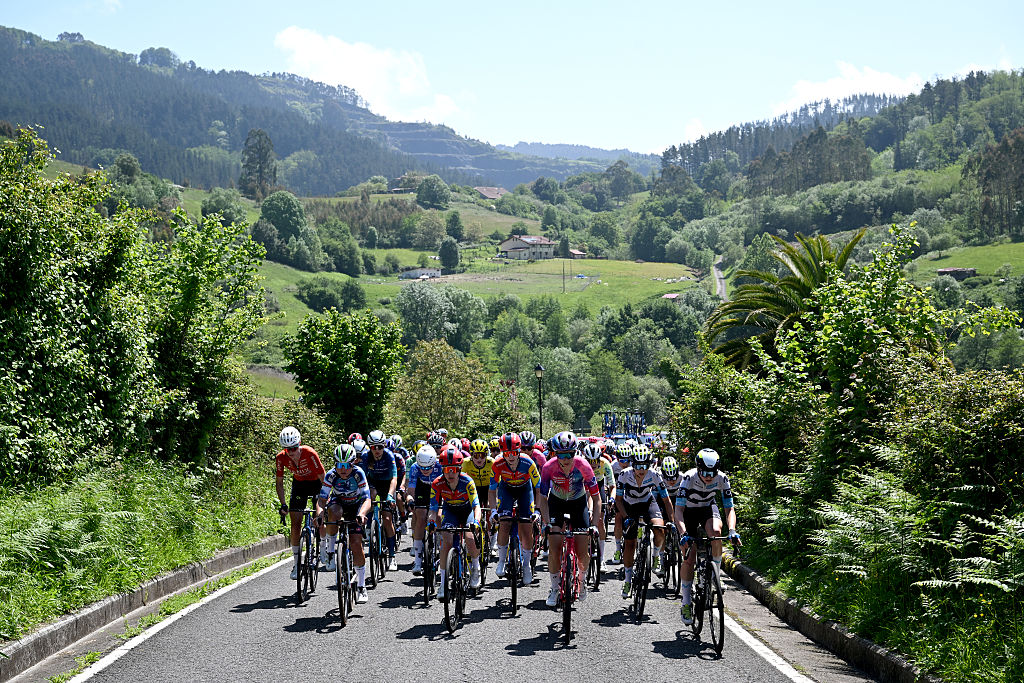 IGORRE SPAIN MAY 17 A general view of the peloton competing during the 4th Itzulia Women 2025 Stage 2 a 1165km stage from UgaoMiraballes to Igorre UCIWWT on May 17 2025 in Igorre Spain Photo by Szymon GruchalskiGetty Images