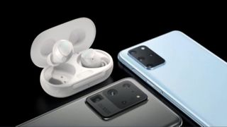 Valkoinen samsung galaxy buds plus -kotelo Samsung Galaxy S20 Ultran ja Samsung Galaxy S20 Plussan vieressä