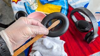 Cleaning the ear cushions of sports headphones