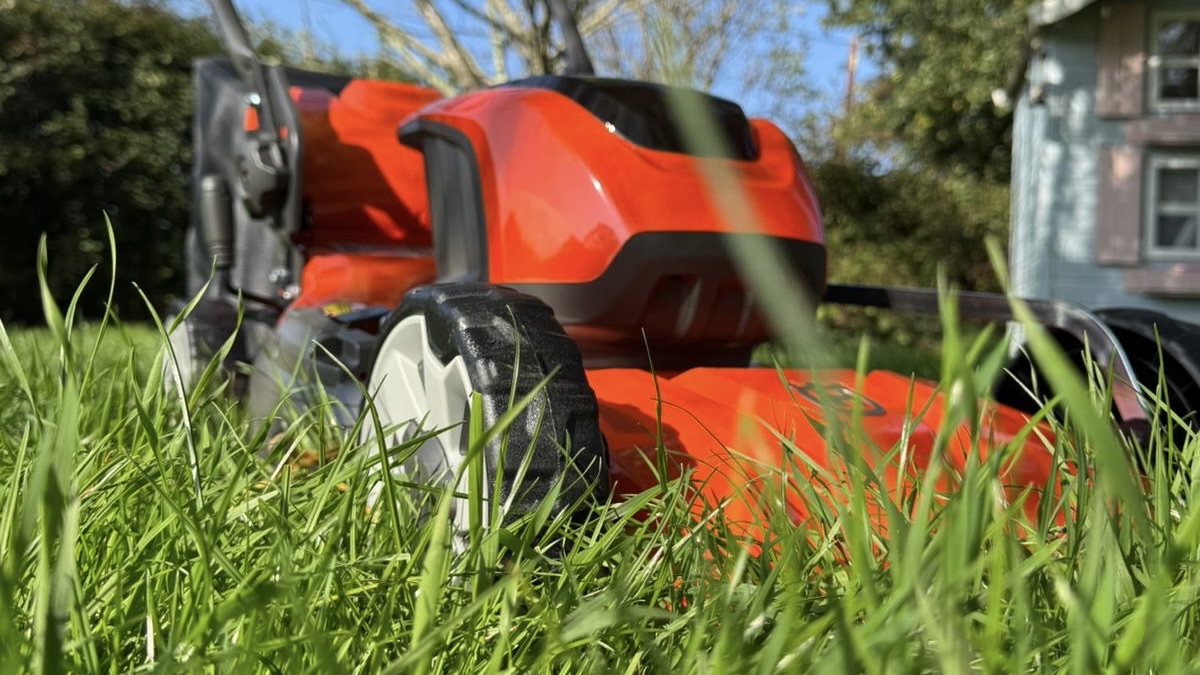 Husqvarna LC 251iS review