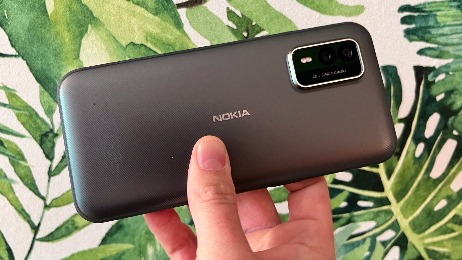 Nokia XR21 i grönt mot grön vägg
