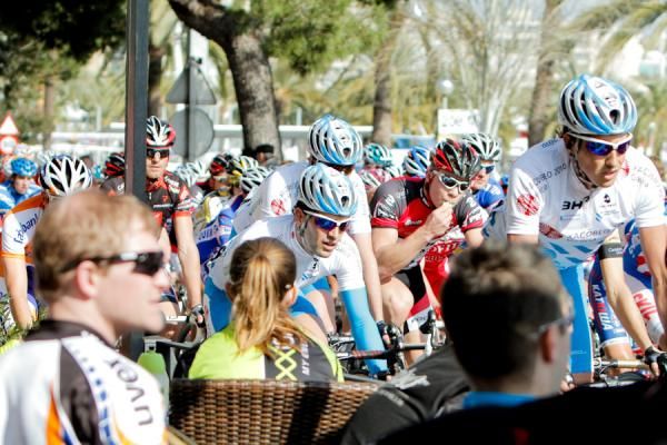 Many people came out to enjoy the great weather from the terraces and watch the pros racing in Palma de Mallorca