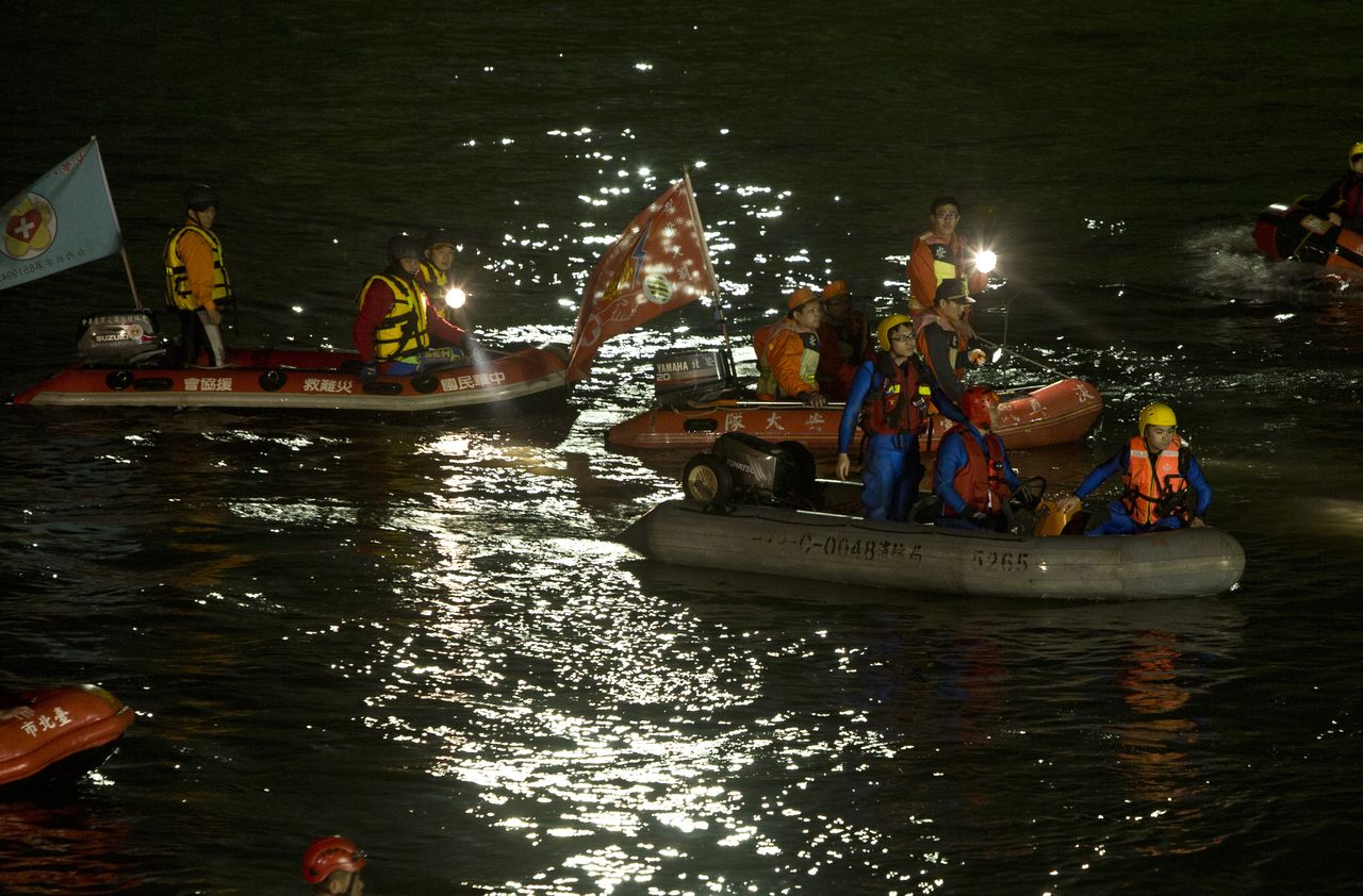 Rescuers search for wreckage from TransAsia plane