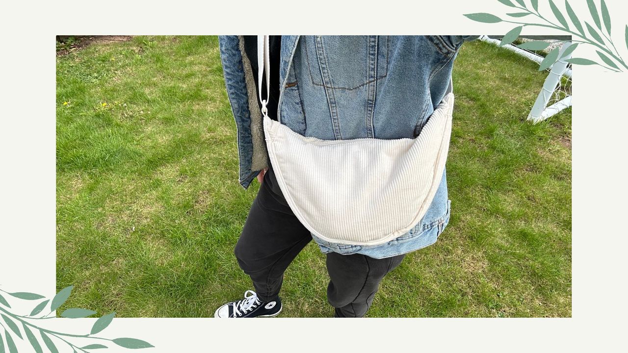 Woman wearing Uniqlo crossbody bag