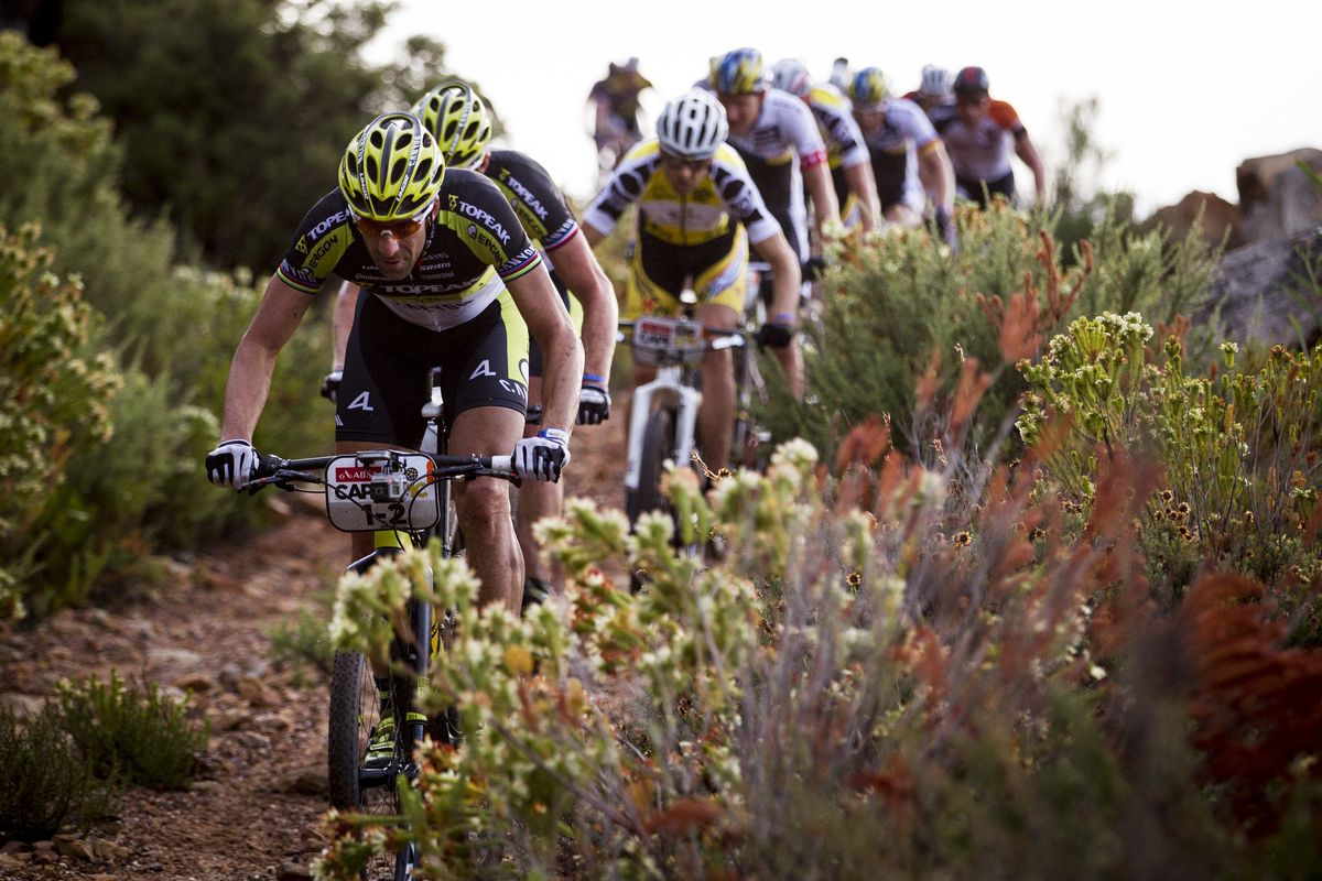 The defending champions Lakata and Hynek lead on stage 2