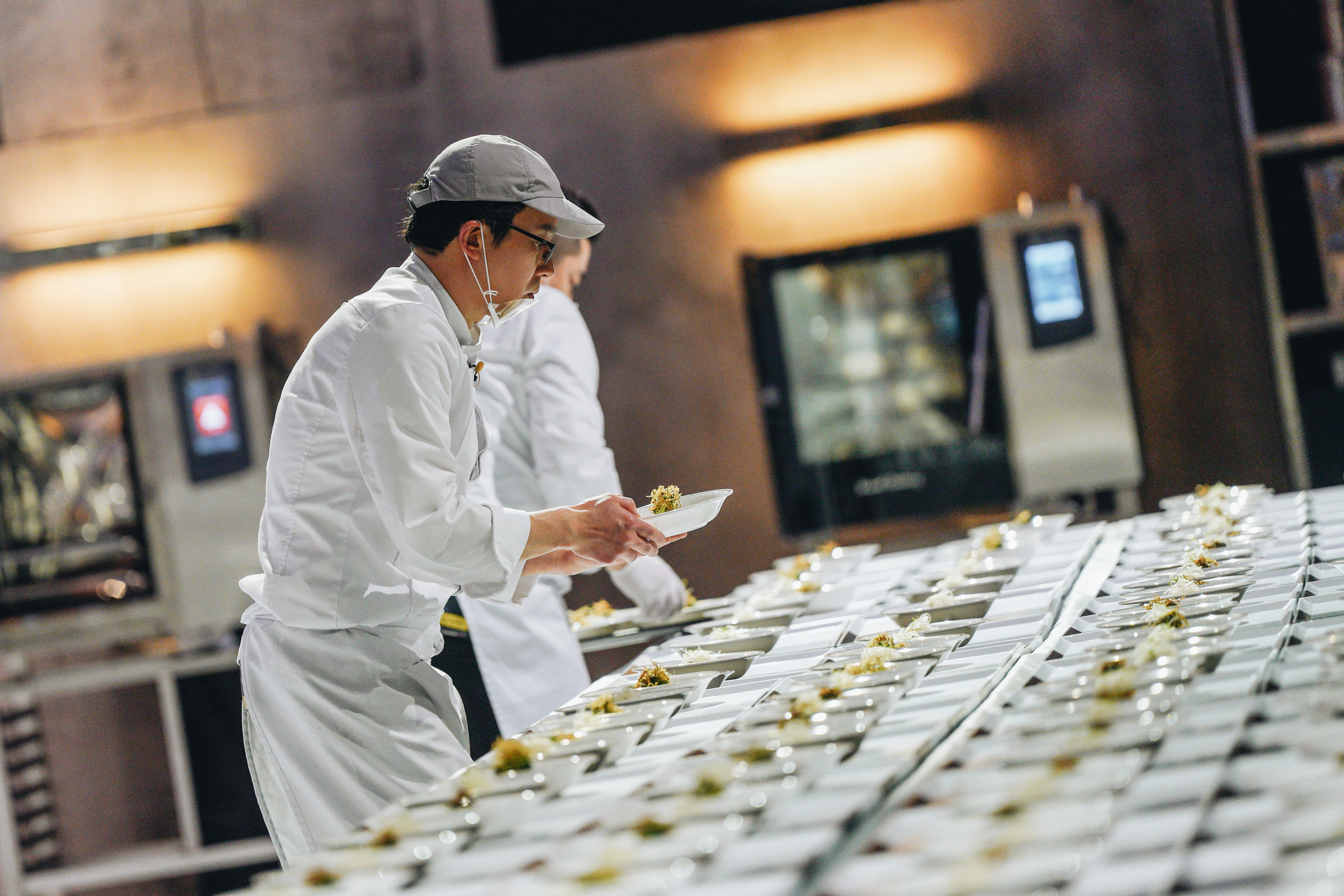 choi kang-rok preparing a dish wearing a white spoon white chef's coat in season 1 of culinary class wars