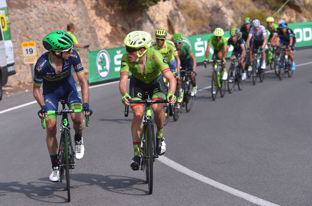 Simon Yates (Orica-BikeExchange) chats with Andrew Talansky (Cannondale-Drapac)