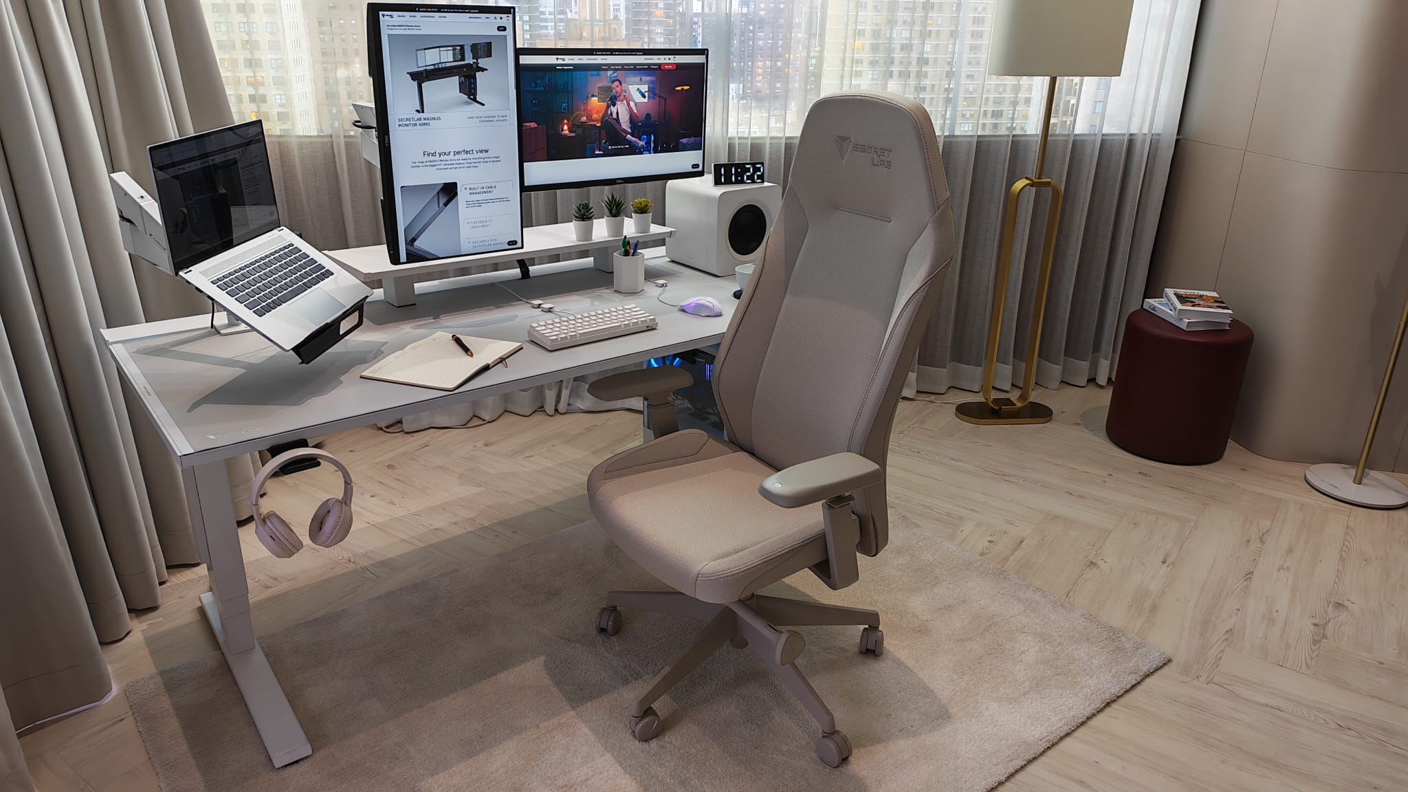The Secretlab Atlas in its Dune+ colorway