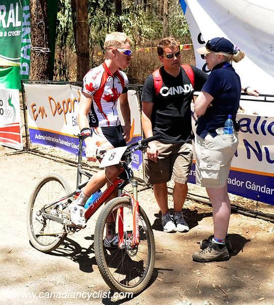 Canadian Coach Dan Proulx and Max Plaxton discussed the Colombian protest with Chief Jos&eacute;e Bedard.