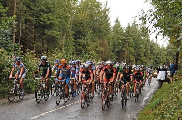 The bunch is not really chasing.