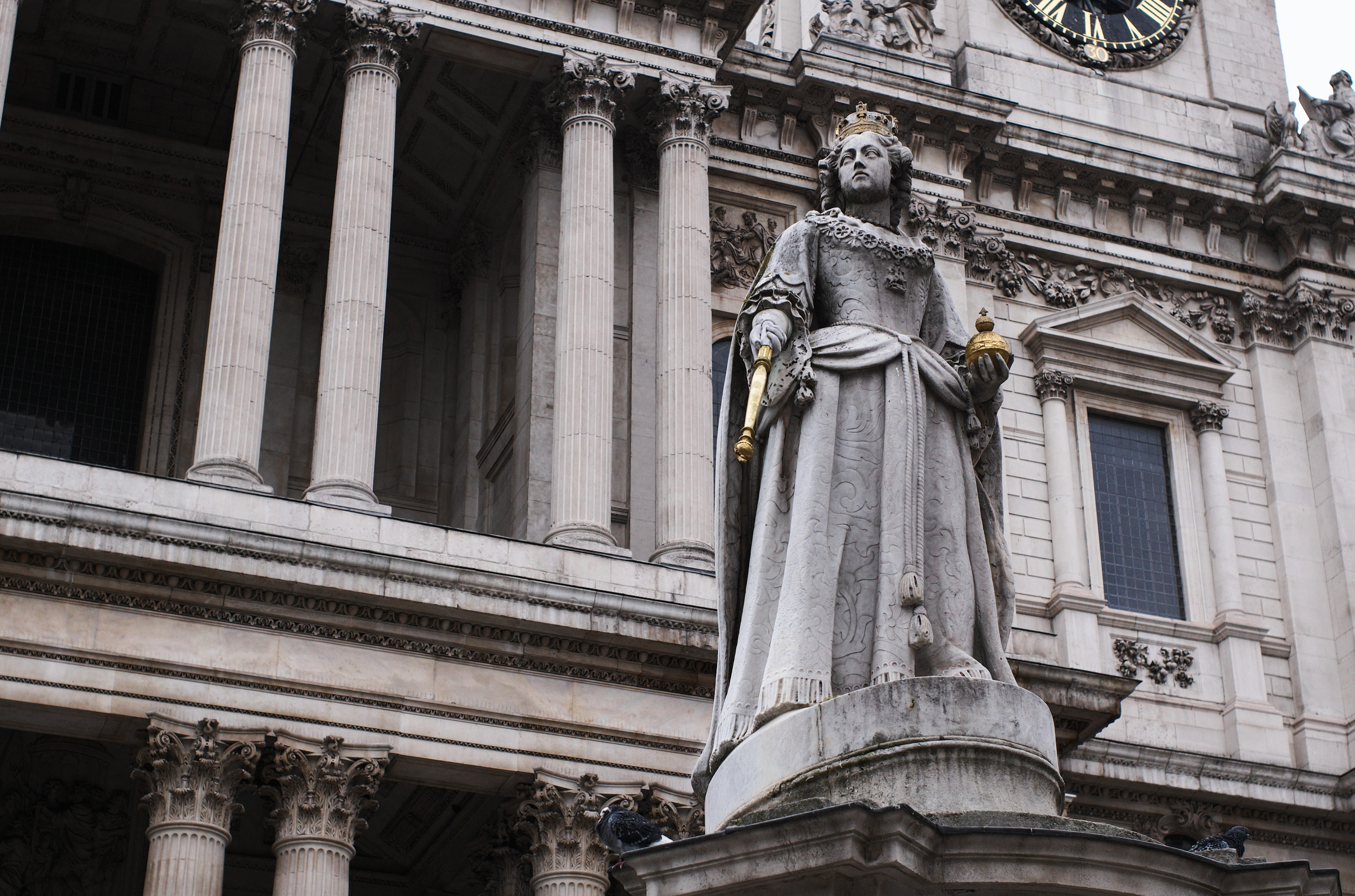 Statue of Queen Victoria outside St Paul&#039;s Cathedral