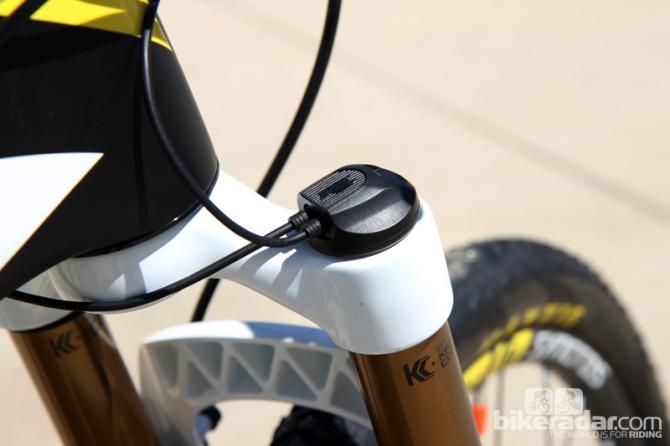 A pair of wires coming out of the leg is the only visual cue that this Fox Float iCD fork is different from its mechanical brethren.