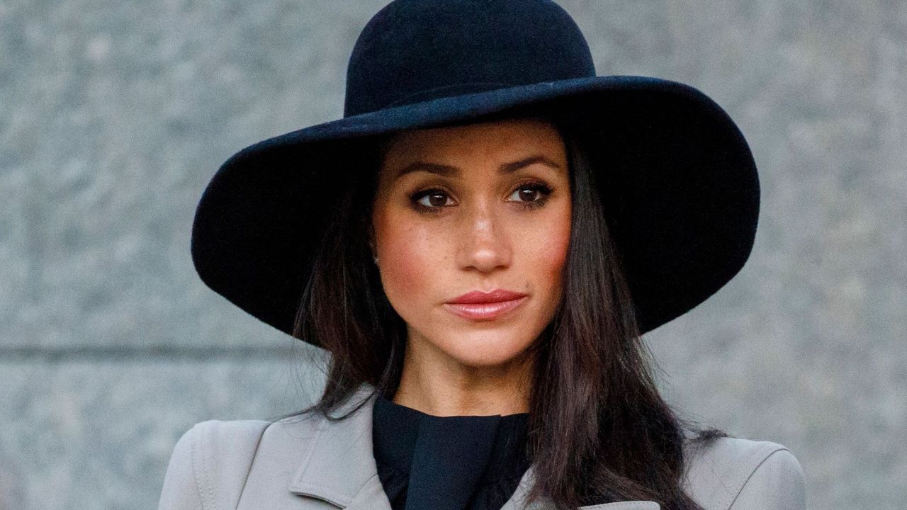 Hat, Hair, Clothing, Fedora, Beauty, Fashion accessory, Sun hat, Street fashion, Headgear, Lip,
