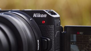 Gros plan du Nikon Z30 montrant la dénomination, la lumière d'enregistrement et la charnière de l'écran tactile