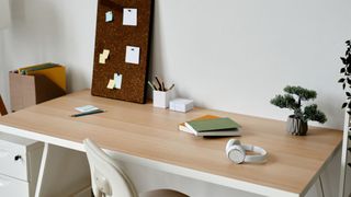 Tidy desk with notepaper