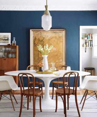 A dining room painted with Farrow & Ball's Stiffkey Blue