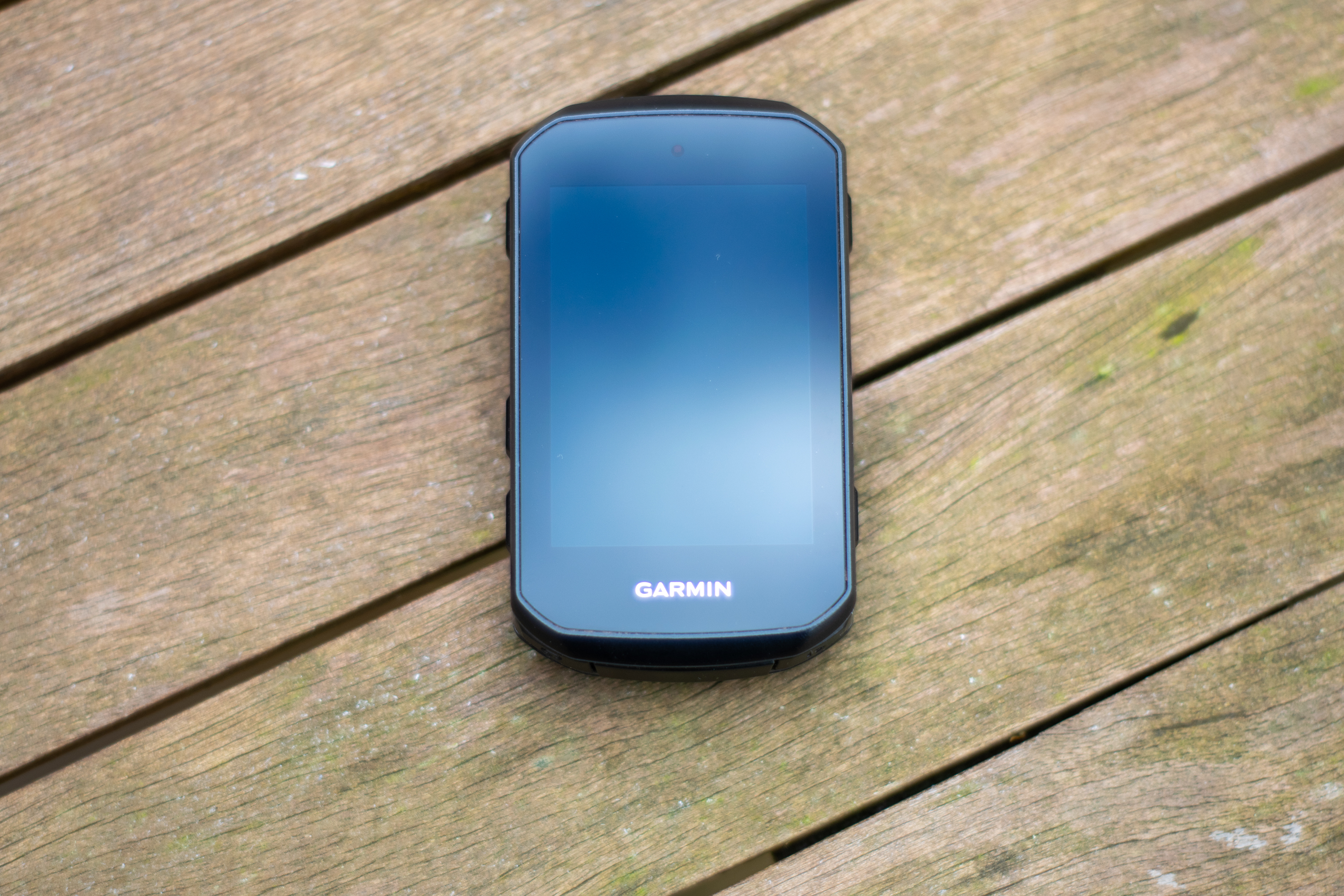A Garmin Edge 550 computer on a wooden table