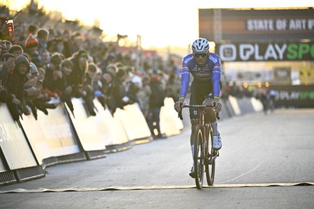 Mathieu van der Poel finishes second to Wout Van Aert at Superprestige Heusden-Zolder