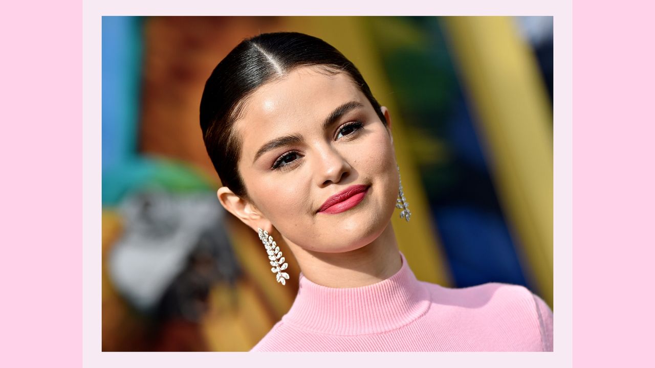 Selena Gomez is pictured wearing coral lipstick and wearing a pink turtleneck at the premiere of Universal Pictures&#039; &quot;Dolittle&quot; at Regency Village Theatre on January 11, 2020 in Westwood, California. / in a pink template