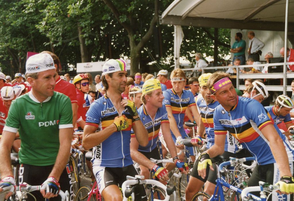 Sean Kelly chats the Belgians ahead of the 1991 Worlds
