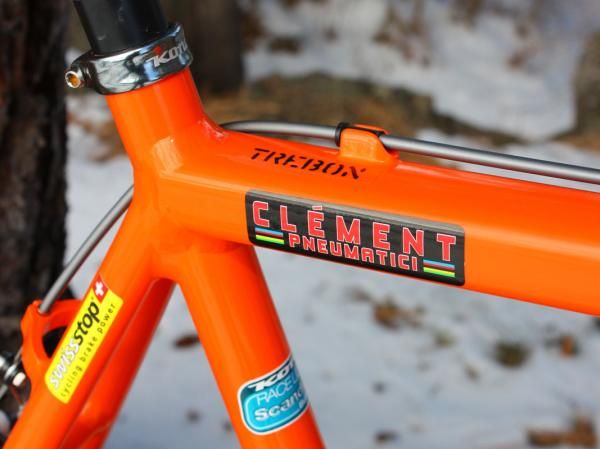 The top tube starts out mostly round at the head tube but transitions to a rectangular profile at the other end.