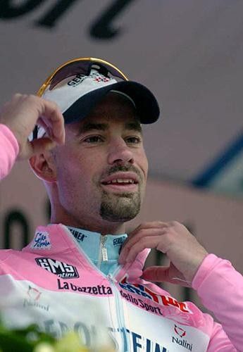 Stefan Schumacher (Gerolsteiner) smiles in pink