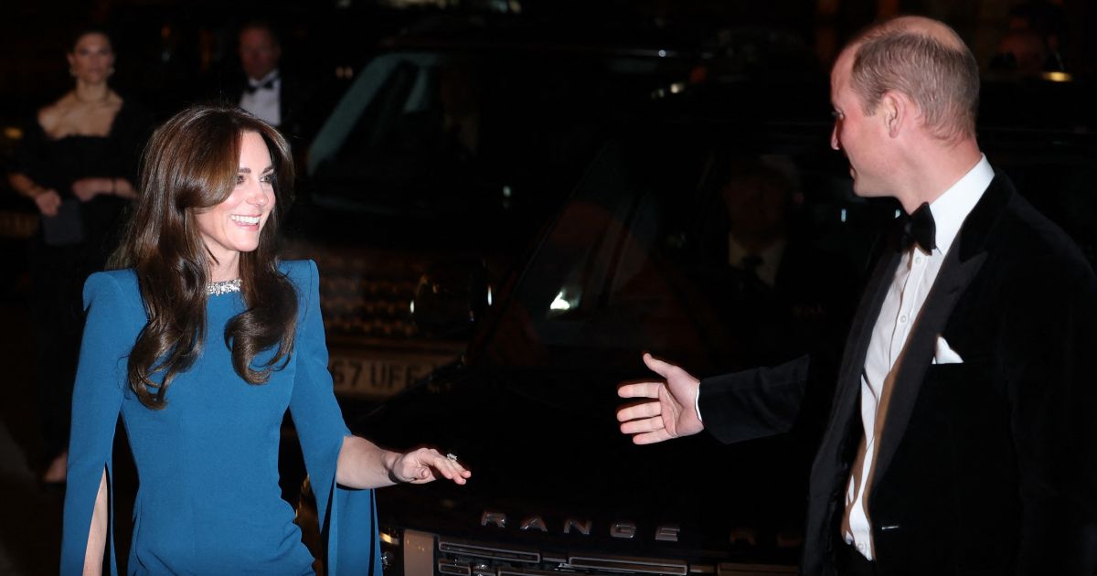 Kate Middleton prouve que les robes capes sont parfaites pour la saison des fêtes au Royal Variety Performance