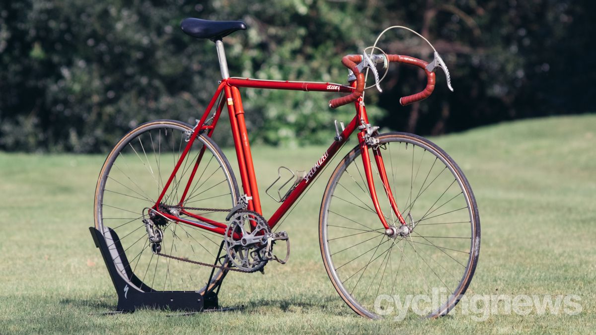 Red specialized allez road sales bike