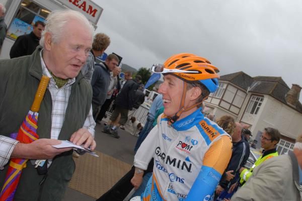Dan Martin (Garmin-Transitions) gets some pre-race advice.