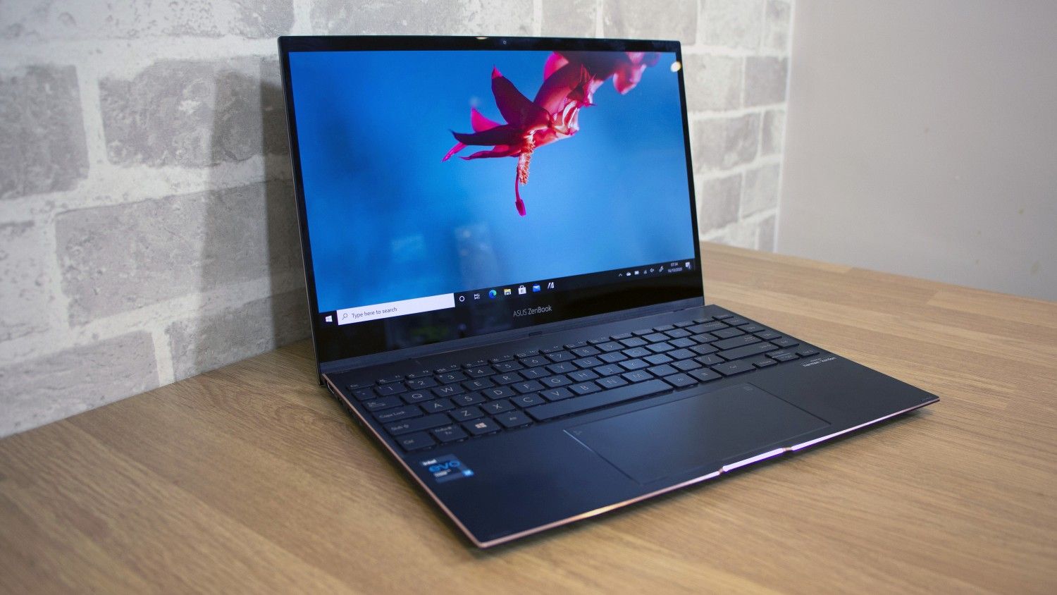 Asus ZenBook Flip S UX371 review: Stylish and light, but not a