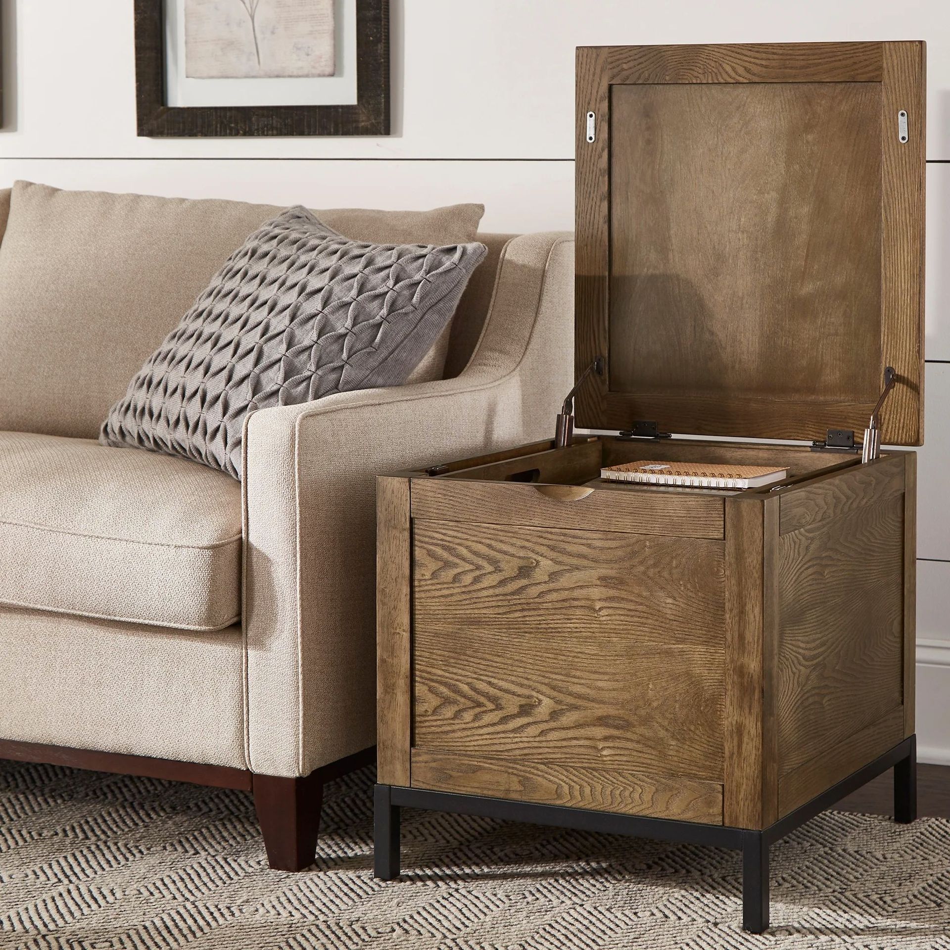 Meja samping tempat penyimpanan Shay