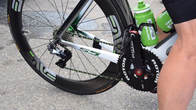 Cavendish pairs his drivetrain with a KMC X11-SL Green chain, colour-coordinated with the Dimension Data team colours
