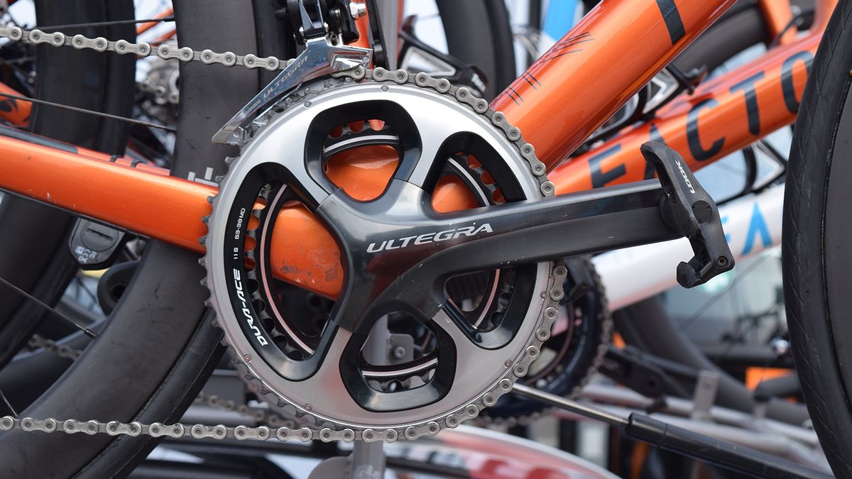 An Ultegra 7800 crankset is paired with Dura-Ace 9000 chainrings and Ultegra R8000 derailleurs
