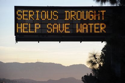 Freeway sign asking drivers to save water.