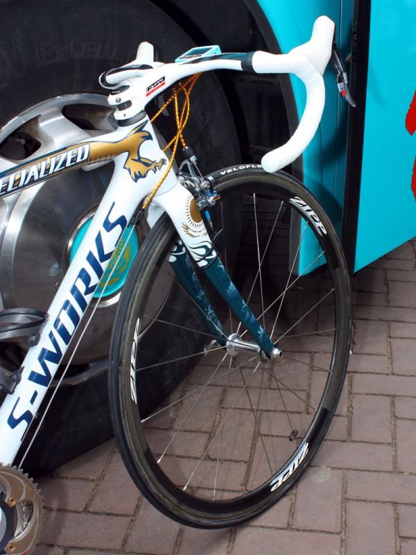 Alexandre Vinokourov (Astana) paired his rear Zipp 404 with this shallow-section Zipp 202.