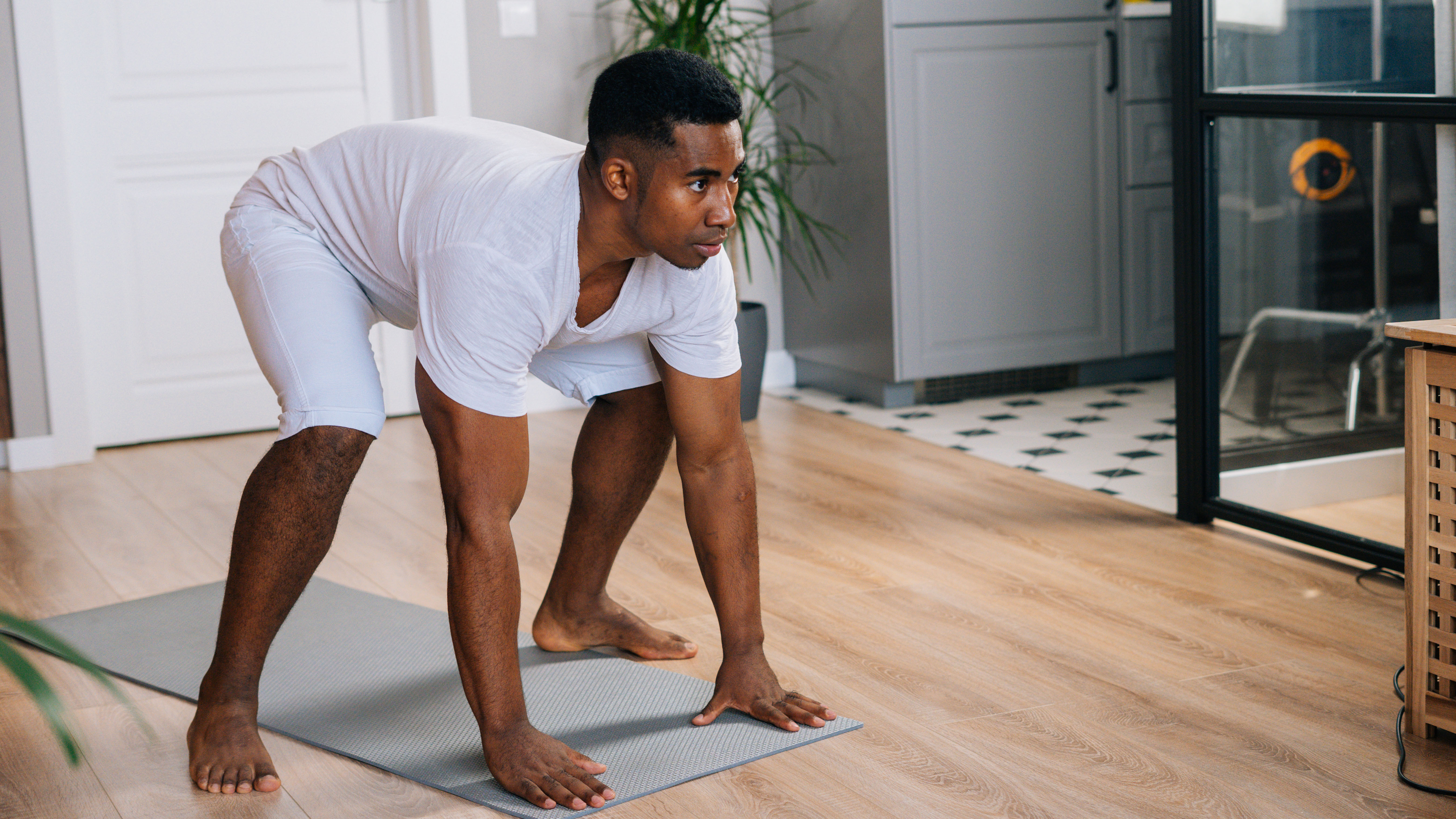 Hombre haciendo entrenamiento Tabata en casa