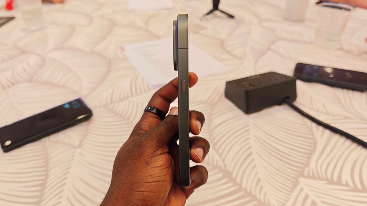 The Xiaomi 18 Pro side frame