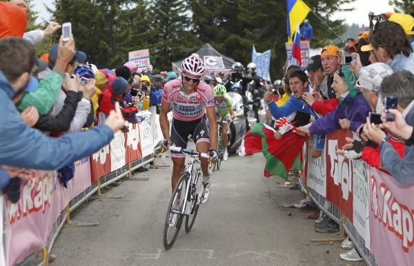 Alberto Contador (Saxo Bank-SunGard) distances Vincenzo Nibali (Liquigas-Cannondale) on the Zoncolan.