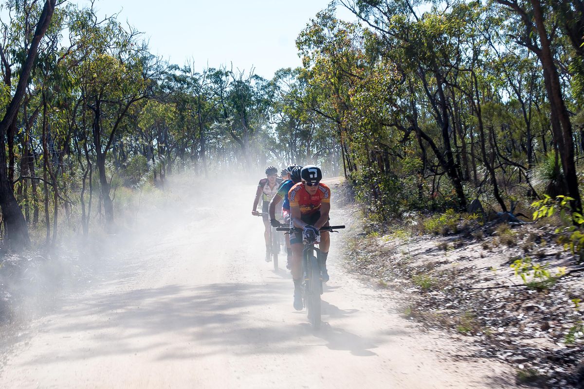 Dusty and hot conditions are demanding today. Here the lead group with Urs Huber at the front.