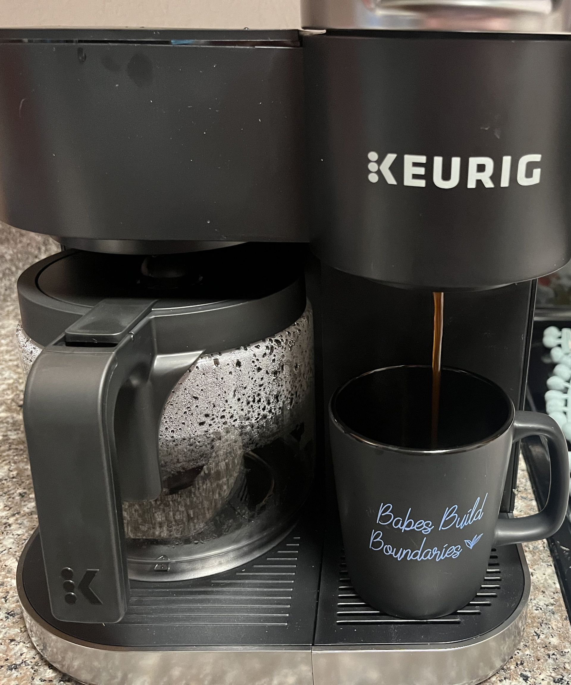 Keurig K-Duo menyeduh kopi dari kapsul kopi Joffrey Disneyworld