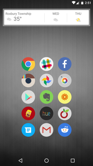 A simple background, a simple grid of apps, and a well-places widget pull this layout and theme together.