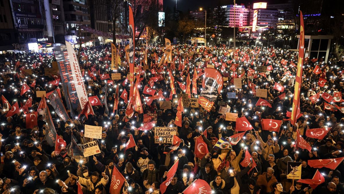 Demonstrators protesting against the arrest of the Mayor of Istanbul Ekrem Imamoglu block Atatürk Boulevard on March 22, 2025 in Ankara, Türkiye. 